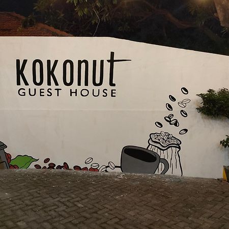 Kokonut Guesthouse Surabaja Zewnętrze zdjęcie