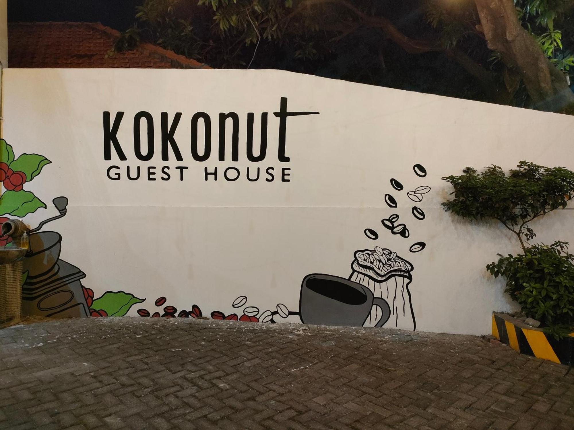 Kokonut Guesthouse Surabaja Zewnętrze zdjęcie